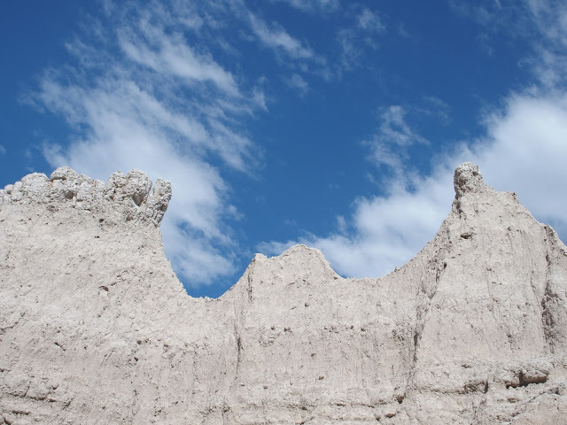 badlands-national-park-cliff
