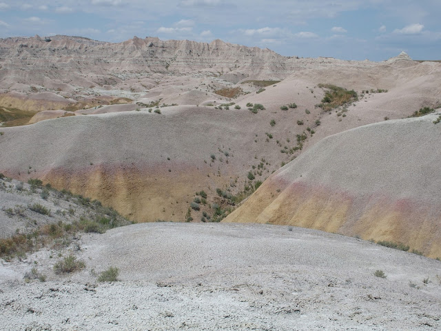 badlands-national-park-colored-cliff