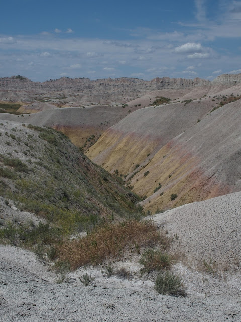 badlands-national-park-colored-cliffs