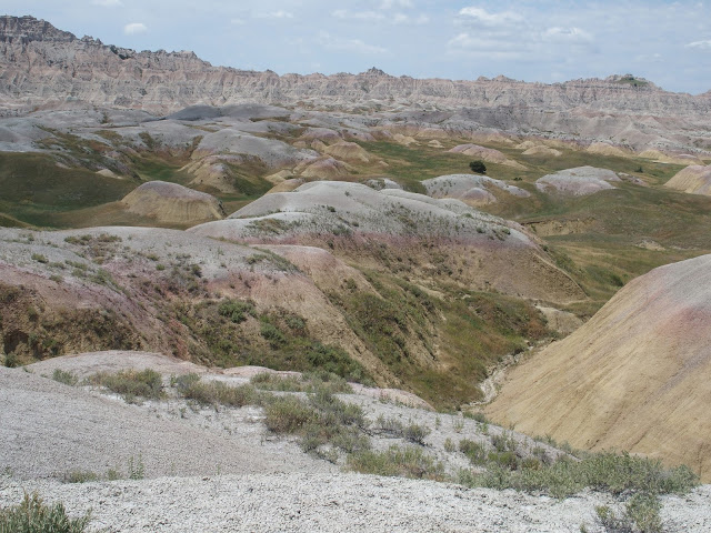badlands-national-park-hills