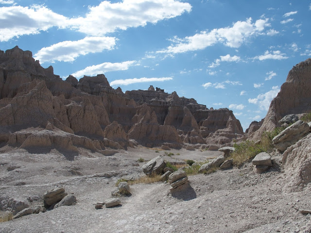 badlands-national-park-trail-cliffs