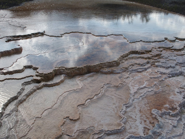 mammoth-hot-springs-pools