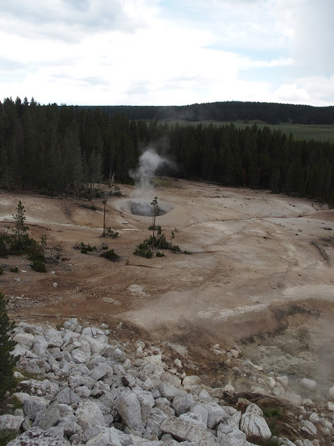 yellowstone_national_park_hayden-valley-mud-pots-geysers