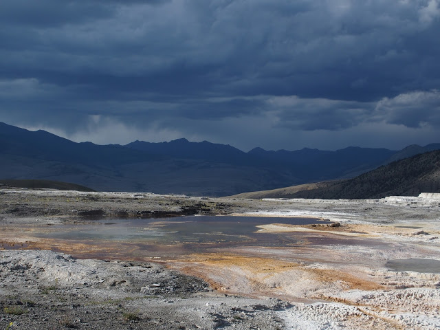 yellowstone_national_park_mammoth-hot-springs-evening