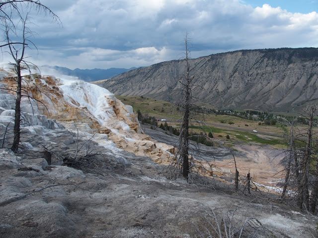 yellowstone_national_park_mammoth-hot-springs-valley