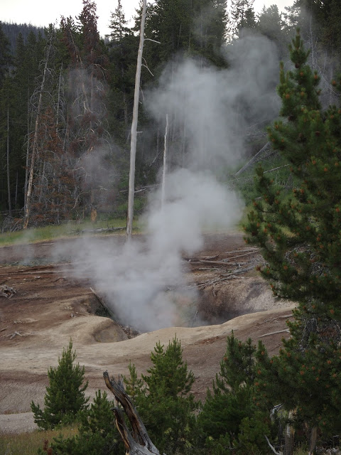 yellowstone_national_park_geyser