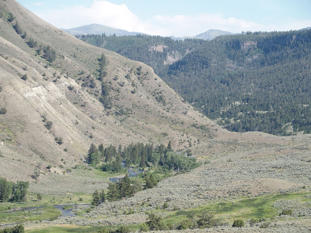 yellowstone_national_park_range_valley