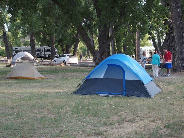 devils_tower_wyoming-park-campsite