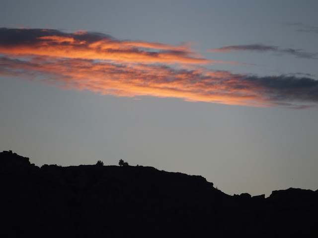 sunrise-badlands-national-park-clouds