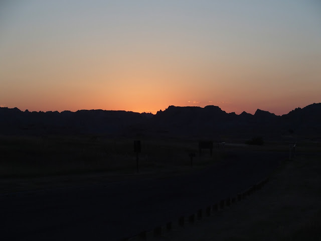 sunrise-badlands-national-park