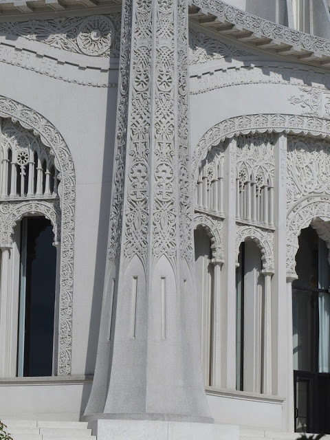 One each pillar, the symbols of all the major religions, are inscribed.