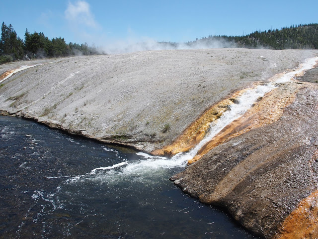yellowstone-hotspring-boiling-river