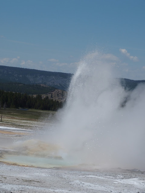 yellowstone-hotspring-geyser
