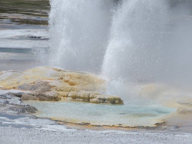 yellowstone-hotspring-geysers