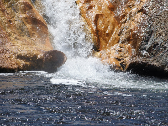 yellowstone-hotspring-river