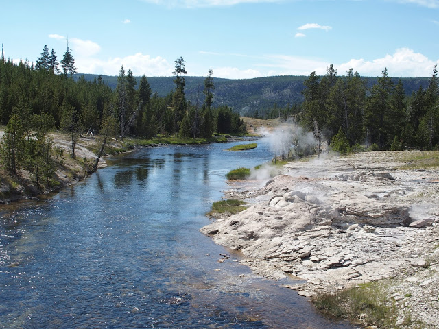 yellowstone-thermal-river