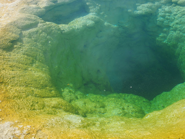 yellowstone-thermal-vibrant-colors