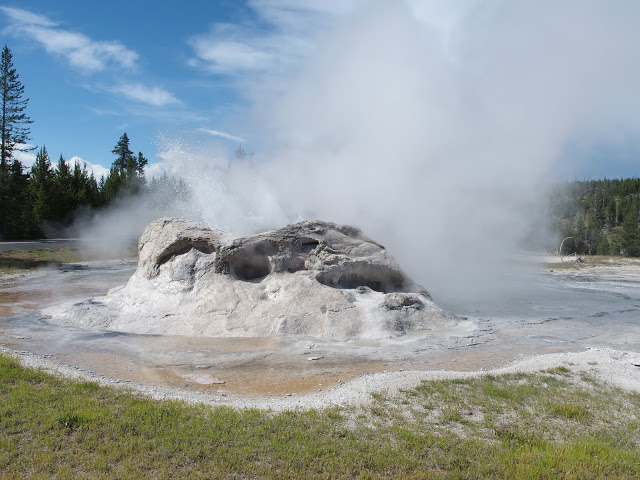 yellowstone-thermals-and-geysers